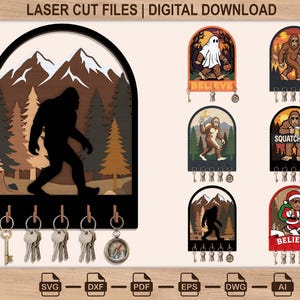 Op de afbeelding: Een digitale download van lasersnijbestanden voor een wand-sleutelhouder met een Bigfoot-silhouet in een bos met bergen. Het ontwerp bevat vijf haken voor sleutels en verschillende grafische variaties van Bigfoot, inclusief een geest en de Kerstman.