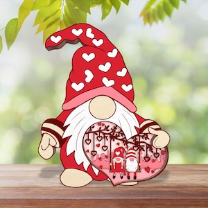 Coppia di gnomi in piedi con sfondo multicolore 3D per San Valentino, file di scena con altalena a forma di cuore e taglio laser in formato SVG, decorazioni natalizie con gnomi in legno in formato SVG