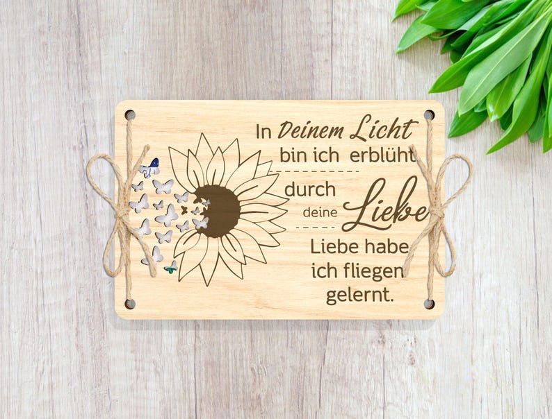 May include: Wooden sign with a sunflower and butterflies, with the text "In Deinem Licht bin ich erbl&uuml;ht durch deine Liebe Liebe habe ich fliegen gelernt."