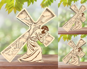 Può includere: Una croce di legno con una scultura dettagliata di una persona che porta la croce. La croce è decorata con uccelli, alberi e altri simboli.