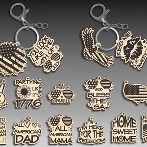 Può includere: Un set di 14 portachiavi in legno con temi patriottici. I portachiavi presentano vari design, tra cui bandiere americane, simboli di pace, occhiali da sole e testi come "God Bless the USA", "Home Sweet Home" e "All American Dad".
