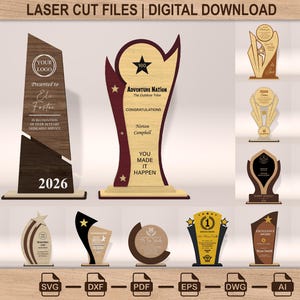 Könnte beinhalten: Eine Sammlung digitaler Lasercut-Dateien für Trophäen aus Holz in verschiedenen Formen, darunter hohe rechteckige, geschwungene und sternförmige Designs. Die Dateien enthalten Platzhalter für Logos, Namen und Daten in den Formaten SVG, DXF, PDF, EPS, DWG und AI.