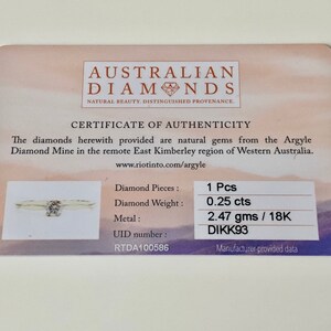 Puede incluir: Certificado de autenticidad para un anillo de diamantes. El certificado indica que el diamante es de 0,25 quilates y est&aacute; engastado en oro de 18 quilates. El anillo pesa 2,47 gramos y tiene un n&uacute;mero de identificaci&oacute;n &uacute;nico: RTDA100586. El certificado tambi&eacute;n indica que el diamante proviene de la mina de diamantes de Argyle en Australia Occidental.