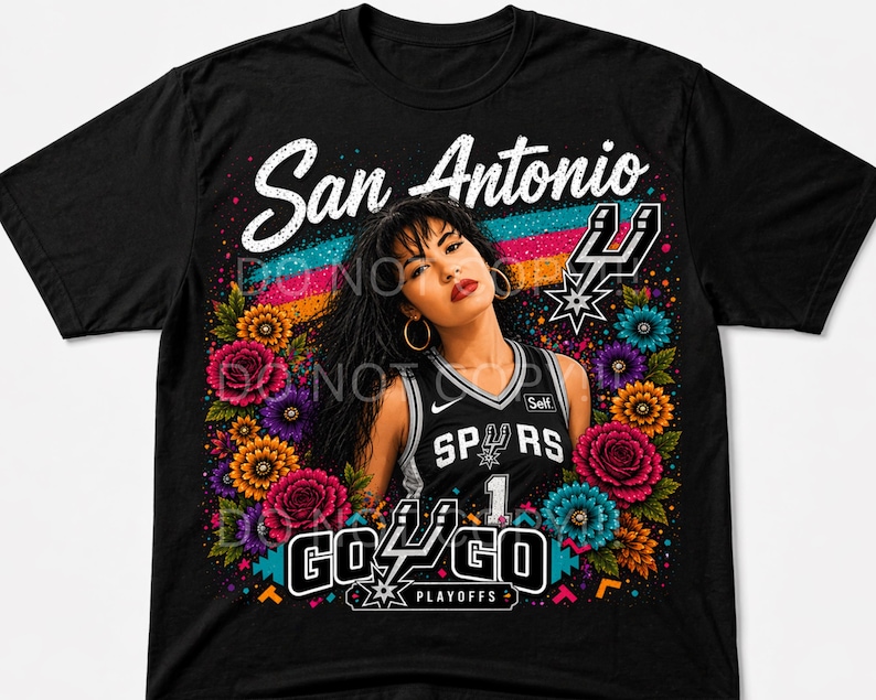 Puede incluir: Camiseta negra con un dise&ntilde;o floral colorido y el texto "San Antonio". La camiseta incluye una imagen de una mujer con una camiseta de los Spurs. Tambi&eacute;n se ve el texto "Go Go Playoffs".