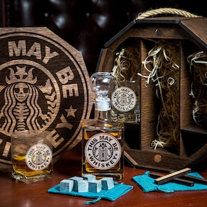 Personalisierte Holzkiste Whisky Dekanter Set Individuell gravierte Trauzeugen Hochzeit Whisky Bar Geschenk für Ehemann Premium Whisky Geschenk Herrengeschenke