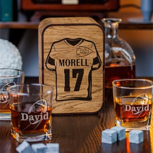 Personalisierte Football Whisky Gläser Set: Bourbon Karaffe mit Gravur, Eichenholzkiste