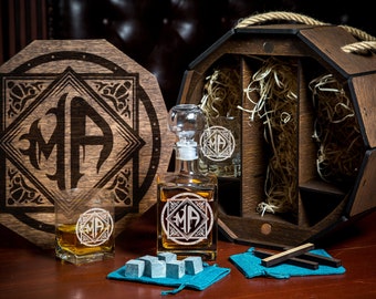 Whiskey decanter set in wooden box - set 4 - Personalized Whiskey set, Personalized decanter set, bourbon decanter set