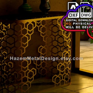 Puede incluir: Una mesa consola de metal dorado con un diseño de panal de abeja. La mesa tiene una tapa de mármol negro y una base curva. La mesa mide 76 cm de alto y 61 cm de ancho. Archivo de descarga digital, no se entregará ningún artículo físico. HazemMetalDesign.etsy.com
