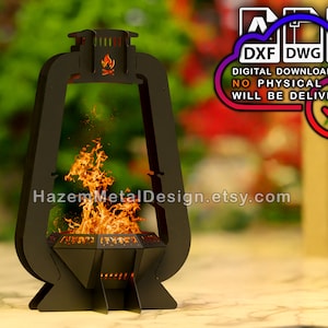 Könnte beinhalten: Ein schwarzer Metall-Feuerstelle in Form einer Laterne mit einem ausgeschnittenen Design eines Lagerfeuers. Die Feuerstelle steht auf einer weißen Oberfläche mit einem verschwommenen grünen Hintergrund. Der Text "Hazem Metal Design.etsy.com" ist am unteren Rand des Bildes sichtbar.