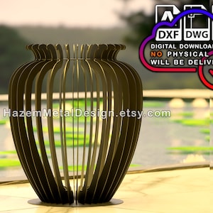 Könnte beinhalten: Eine Metallvase mit geometrischem Design. Die Vase besteht aus dünnen Metallstreifen, die miteinander verschweißt sind, um einen einzigartigen und modernen Look zu schaffen. Die Vase ist dunkelbraun und hat eine glatte Oberfläche.