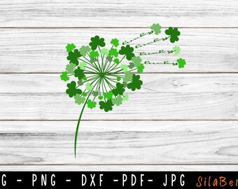 Puede incluir: Un diente de león verde con forma de trébol de tres hojas con la palabra "lucky" repetida varias veces soplando en el viento. El diente de león está sobre un fondo de madera blanca.