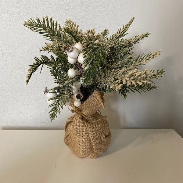 Künstlicher Fichtenbaum im Jutesack mit Schnee, winterliche Dekoration zur Advents- und Weihnachtszeit, Mini Tisch Weihnachtsbaum mit Schnee