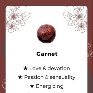 Könnte beinhalten: Ein roter Granat-Kristall mit einem Sternmuster. Der Text "Granat" befindet sich unter dem Kristall. Der Text "Liebe & Hingabe", "Passion & Sinnlichkeit", "Energetisierend", "Verjüngend" und "Wurzel- & Sakralchakra" ist unter dem Text "Granat" aufgelistet. Der Text "ATHOUSANDCRYSTALS" befindet sich am unteren Rand des Bildes.
