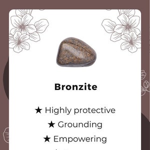Op de afbeelding: Een bruin en zwart Bronzite kristal met een ster symbool en de tekst "Highly protective", "Grounding", "Empowering", "Courage", "Root & sacral chakras", en "AThousandCrystals".