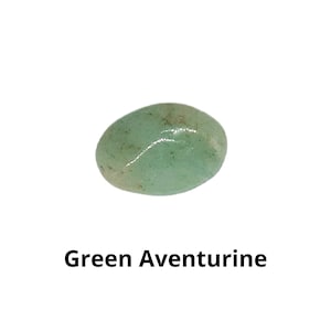 Pu&ograve; includere: Una pietra preziosa di avventurina verde liscia con una forma leggermente ovale.