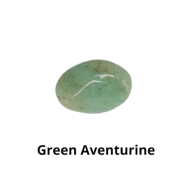 Pu&ograve; includere: Una pietra preziosa di avventurina verde liscia con una forma leggermente ovale.