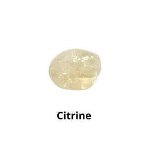 K&ouml;nnte beinhalten: Ein glatter, hellgelber Citrin-Edelstein. Citrin ist eine Variet&auml;t von Quarz.