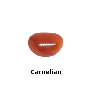 K&ouml;nnte beinhalten: Ein glatter, polierter Karneol-Stein mit einer rot-orangenen Farbe. Der Stein ist oval geformt und hat eine gl&auml;nzende Oberfl&auml;che.