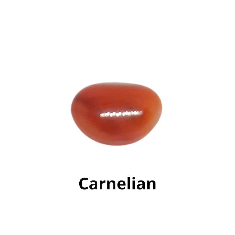 K&ouml;nnte beinhalten: Ein glatter, polierter Karneol-Stein mit einer rot-orangenen Farbe. Der Stein ist oval geformt und hat eine gl&auml;nzende Oberfl&auml;che.