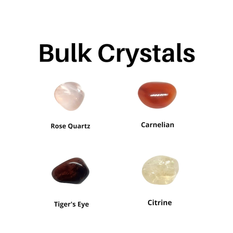 K&ouml;nnte beinhalten: Vier Trommelsteine, Rosenquarz, Karneol, Tigerauge und Citrin, sind in einem Raster auf wei&szlig;em Hintergrund angeordnet. Der Text "Bulk Crystals" befindet sich oben im Bild.