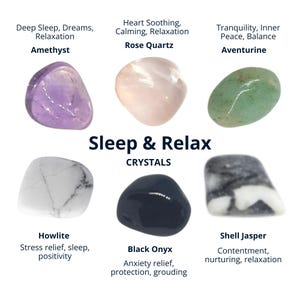Könnte beinhalten: Sechs verschiedene Arten von Kristallen für Schlaf und Entspannung. Amethyst, Rosenquarz, Aventurin, Howlith, schwarzer Onyx und Muscheljasp.