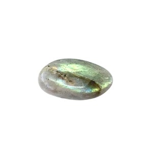 Puede incluir: Una piedra preciosa de labradorita lisa de forma ovalada con un brillo iridiscente verde y gris.
