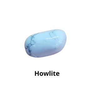 K&ouml;nnte beinhalten: Ein glatter, hellblauer Howlith-Trommelstein mit wei&szlig;en und grauen Adern.