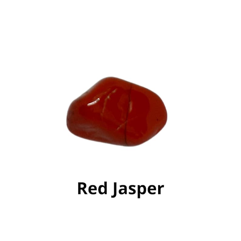Pu&ograve; includere: Un liscio ciottolo di diaspro rosso con una finitura naturale lucidata. La pietra &egrave; di un colore rosso intenso con sottili variazioni di tonalit&agrave;.