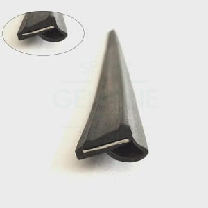 Puede incluir: Primer plano de un sello de goma negro con una inserción metálica. El sello tiene un perfil triangular con un borde curvo. La inserción metálica recorre la longitud del sello. Fondo blanco. Ideal para automoción o industria.