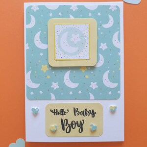 Nouvelle carte bébé garçon | Motif lune 7 x 5 fait main | Carte d'arrivée de bébé verte et jaune | Carte de fête de naissance | Souvenir mignon