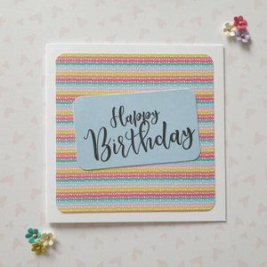 Carte d'anniversaire rayée | Carte de voeux faite main | Design lumineux | Carte carrée de 5 x 5 po. | Joli cadeau abordable | Juste parce que