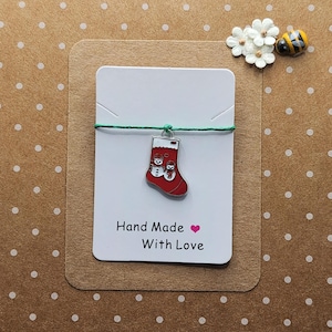 Pulsera de deseos con dije de calcetín navideño / Rojo o blanco / Pulsera de hilo festivo / Pequeño regalo de Navidad / Pop in a Card UK