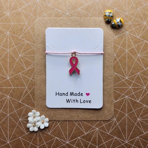 Braccialetto dei desideri con nastro rosa per la sensibilizzazione sul cancro al seno / Ciondolo con nastro rosa / Regalo "Esprimi un desiderio" / Piccolo gettone di solidarietà / Pop in a Card UK