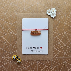 Pulsera de deseos con dije de perrito caliente / Linda pulsera de hilo con comida / Pulsera para pedir deseos / Pequeño regalo para él/ella / Quirky Token UK