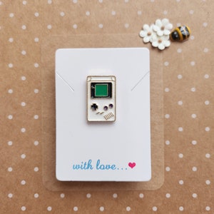 Badge Game Boy en émail | Épinglette Gamer | Cadeau gaming rétro | Petit accessoire geek | Épinglette nostalgie des années 90 Royaume-Uni