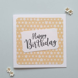 Tarjeta de cumpleaños con flores amarillas / Tarjeta de felicitación hecha a mano de 5x5" / Flores blancas y amarillas / Interior en blanco / Tarjeta para ella