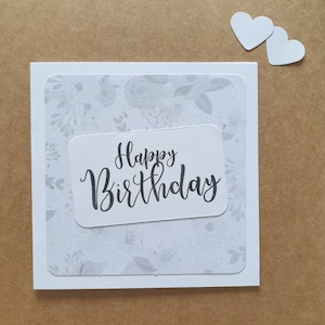 Tarjeta de cumpleaños con flores grises / Tarjeta de felicitación hecha a mano de 5x5" / Diseño de flores neutras / Interior en blanco / Tarjeta para ella o una amiga