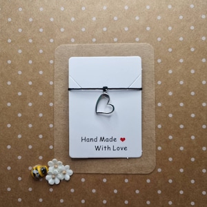 Bracelet de souhaits à breloques cœur | Groupe à cordes « Make a Wish » | Petit jeton coeur | Cadeau de Saint-Valentin ou d'anniversaire Royaume-Uni
