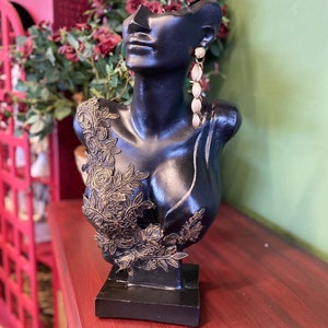 Estátua de escultura de mulher moderna 18.1 &quot;, corte baixo feminino, busto de rosto feminino, mulher sexy, acessórios de design, decoração, cor dourada, suporte de joias