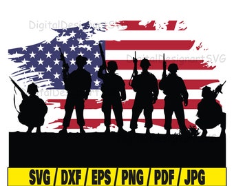 Puede incluir: Silueta de cinco soldados de pie frente a una bandera estadounidense deteriorada. Los soldados sostienen rifles y miran hacia adelante. La bandera es roja, blanca y azul con un aspecto deteriorado. El texto "SVG/DXF/EPS/PNG/PDF/JPG" está en la parte inferior de la imagen.