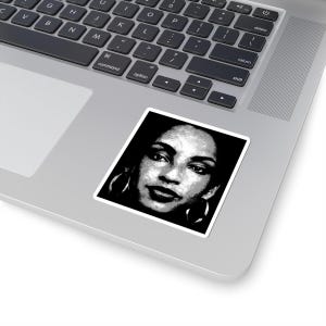 Peut inclure: Portrait en noir et blanc d'une femme avec de grandes boucles d'oreilles. La femme regarde directement le spectateur avec une expression s&eacute;rieuse.