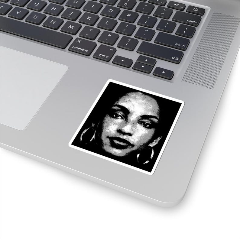 Peut inclure: Portrait en noir et blanc d'une femme avec de grandes boucles d'oreilles. La femme regarde directement le spectateur avec une expression s&eacute;rieuse.
