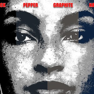 Peut inclure: Gros plan sur le visage d'une femme avec des arri&egrave;re-plans de diff&eacute;rentes couleurs. Le c&ocirc;t&eacute; gauche est noir, le milieu est poivre, le c&ocirc;t&eacute; droit est graphite et l'extr&ecirc;me droite est marine.