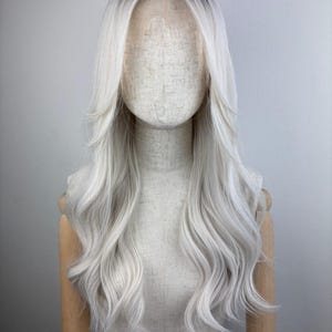 Perruque Lace Front / Perruque / THE STORM MAID / une perruque de coiffure à frange papillon personnalisée / #frange #frange #blanc #perruque synthétique #sur mesure