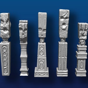 Puede incluir: Cinco pilares de piedra gris con caras talladas y detalles decorativos. Los pilares tienen diferentes alturas y diseños variados.