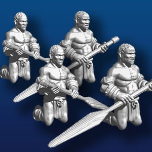 Pode incluir: Quatro figuras de plástico cinzento de pessoas segurando remos. As figuras estão em posição de joelhos com os braços levantados. Os remos são feitos de plástico cinzento liso.