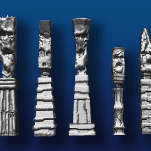 Puede incluir: Cinco pilares de piedra en miniatura con diferentes diseños. Cada pilar tiene una cara o un diseño tallado único en la parte superior. Los pilares están hechos de un material de piedra gris y tienen un aspecto desgastado.