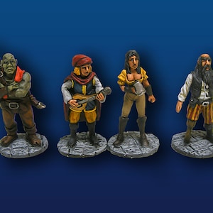 Pode incluir: Quatro figuras de fantasia em miniatura, pintadas em várias cores, ficam em bases circulares. As figuras incluem um orco de pele verde com uma espada, um bardo com um alaúde, uma mulher com uma adaga e um homem barbudo com uma caneca.
