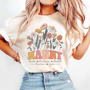 Camiseta de babá com flores silvestres, camiseta de babá personalizada com nome de criança, camiseta de babá para o Dia das Mães, camiseta de babá nova, camiseta de babá da vida, presente de aniversário de babá