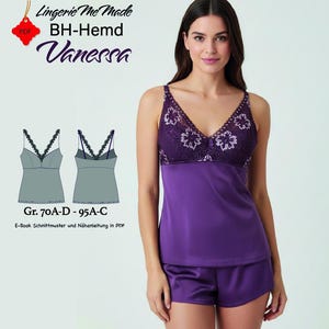Op de afbeelding: Een paarse lingerieset met een camisole en shorts. De camisole heeft een V-hals met bloemenkantdetails en dunne bandjes. De shorts zijn van bijpassend paars satijn. De afbeelding bevat ook een diagram van de lingerie en de tekst "Lingerie Me Made BH-Hemd Vanessa".